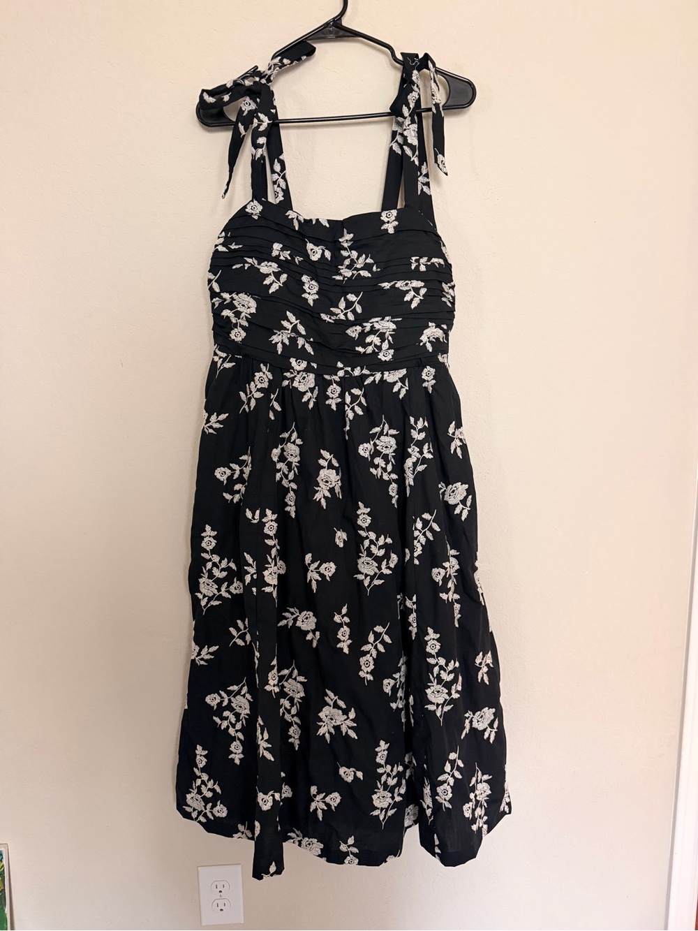 Abercrombie & Fitch Emerson Dress / floral embroidered design /size LARGE petite